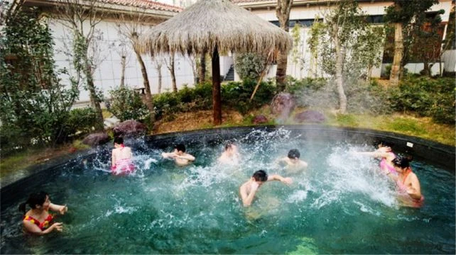 糖心花瓣浴温泉池养生体验